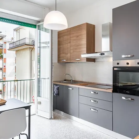 Guesthost - Modern & Appartement La Spezia